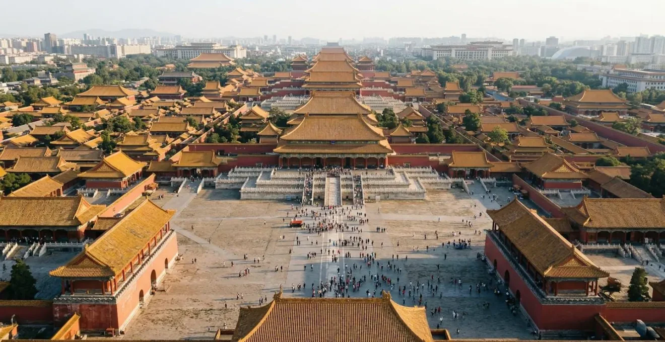 Vue aérienne de la Cité Interdite avec les flux de visiteurs dans les cours centrales