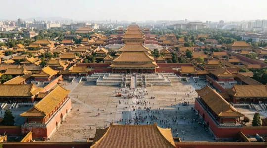 Vue aérienne de la Cité Interdite avec les flux de visiteurs dans les cours centrales