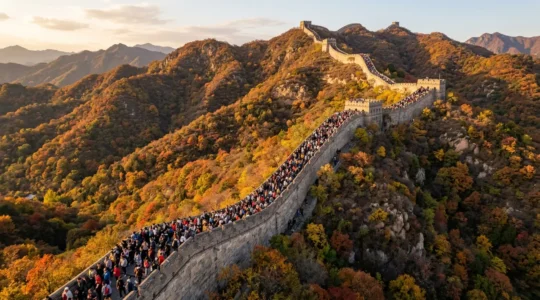 Foule dense de touristes sur la Grande Muraille de Chine pendant la Golden Week d'octobre