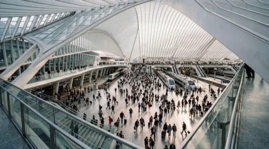 Vue aérienne du hall principal de la gare de Shanghai Hongqiao rempli de voyageurs