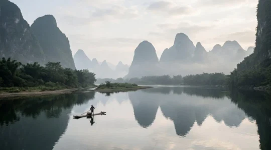 Paysage emblématique de la rivière Li avec ses pics karstiques iconiques reproduits sur le billet de 20 yuan chinois