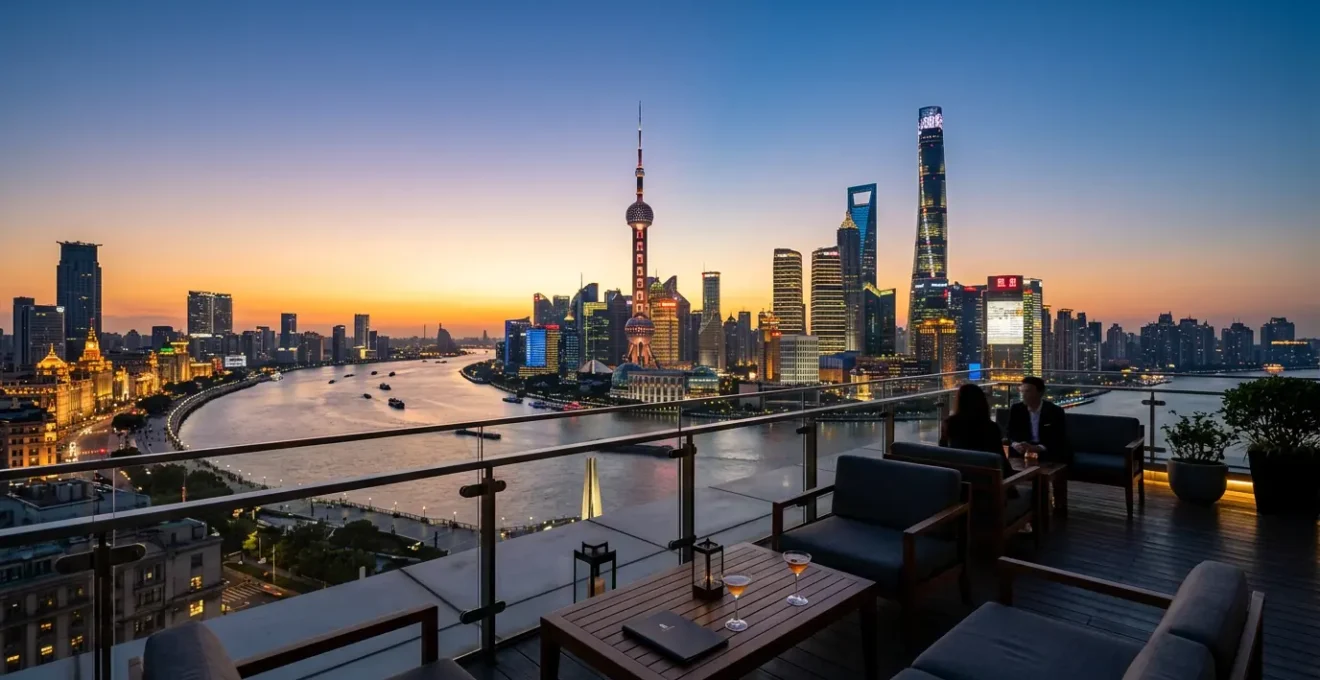 Vue panoramique d'un rooftop de Shanghai au crépuscule avec vue sur le Bund et les gratte-ciel de Pudong illuminés