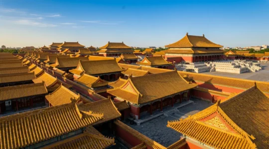 Vue aérienne des toits jaunes dorés de la Cité Interdite avec des tuiles vernissées brillant sous le soleil de Pékin