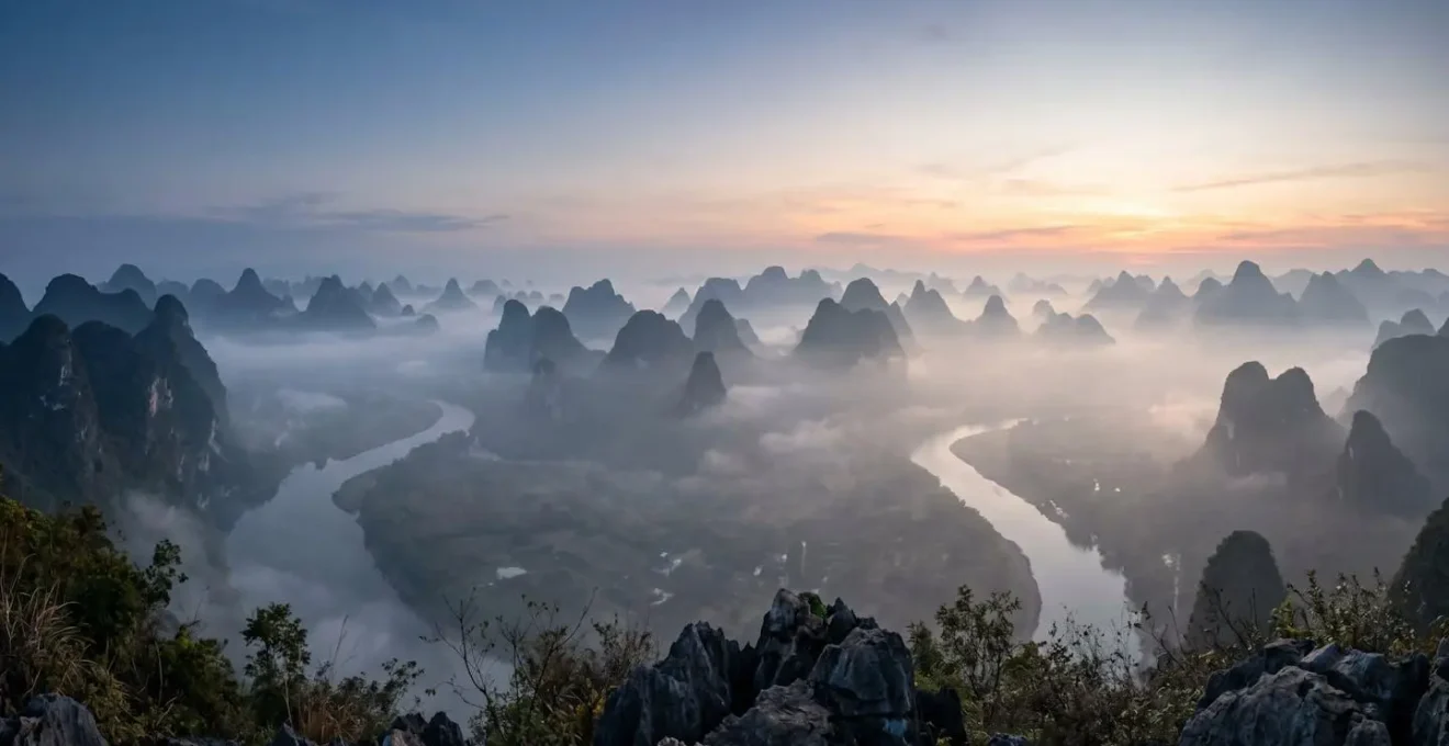 Vue panoramique du mont Xianggong au lever du soleil avec la brume matinale sur la rivière Li, sans touristes