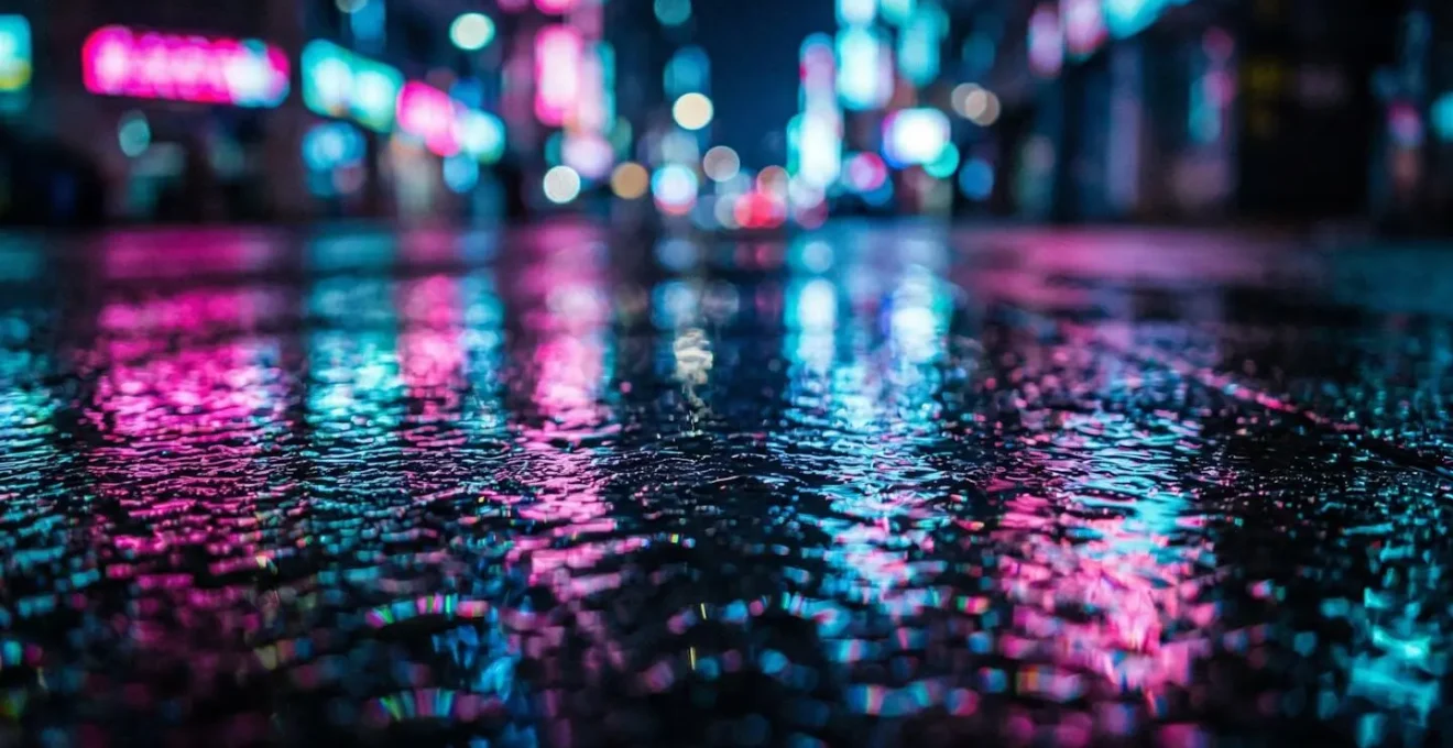 Perspective urbaine cyberpunk avec reflets de néons sur sol mouillé à Shanghai la nuit