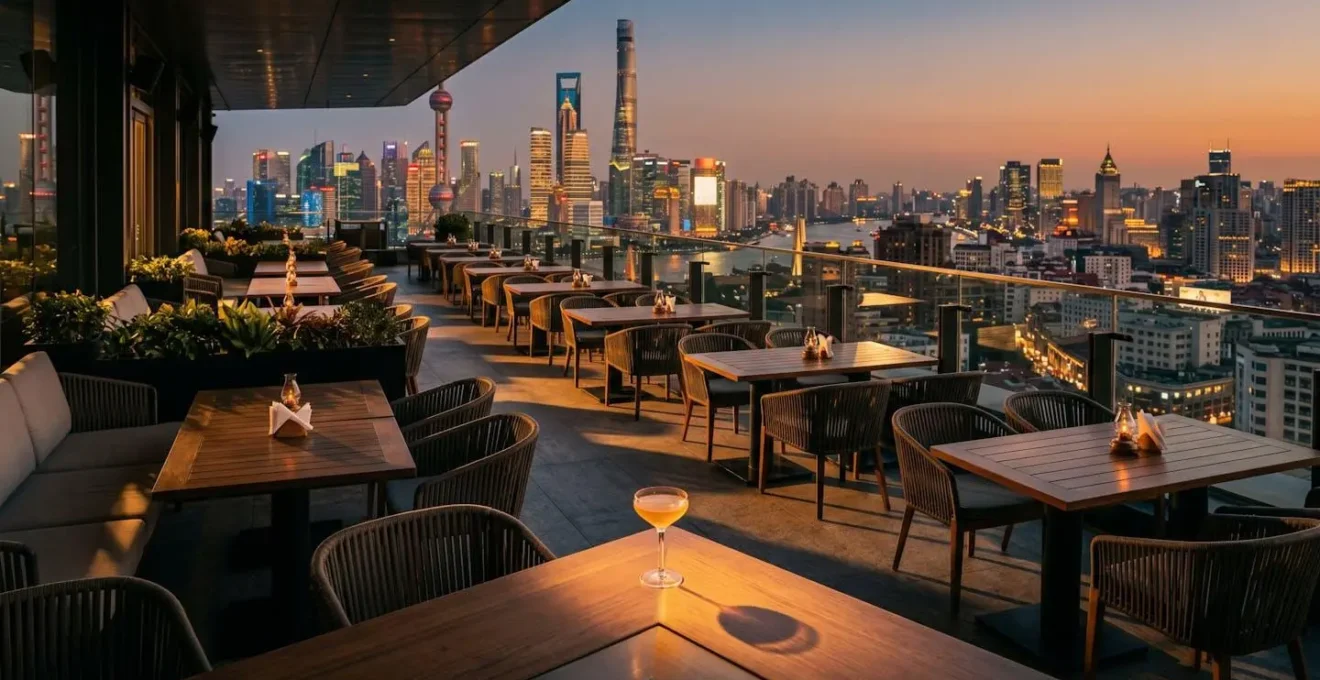 Terrasse de rooftop bar à Shanghai pendant l'heure dorée avec tables disponibles et vue panoramique