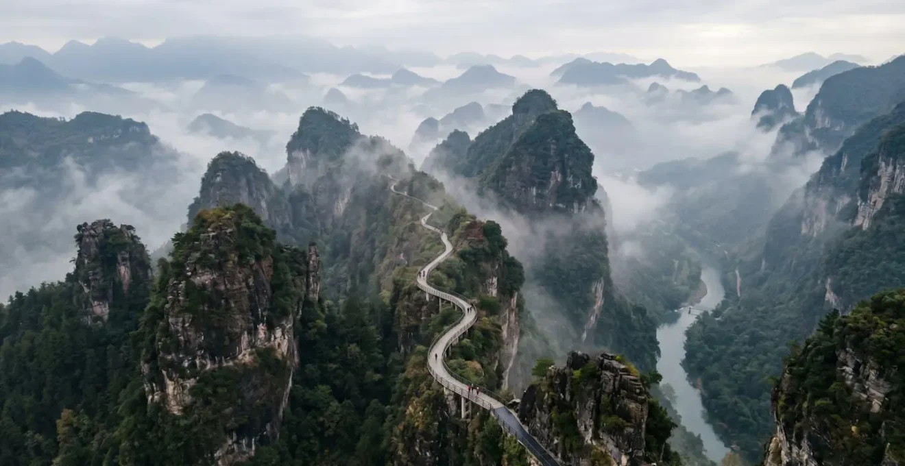 Vue aérienne d'un sentier bétonné serpentant à travers un paysage karstique chinois avec flux de visiteurs canalisés