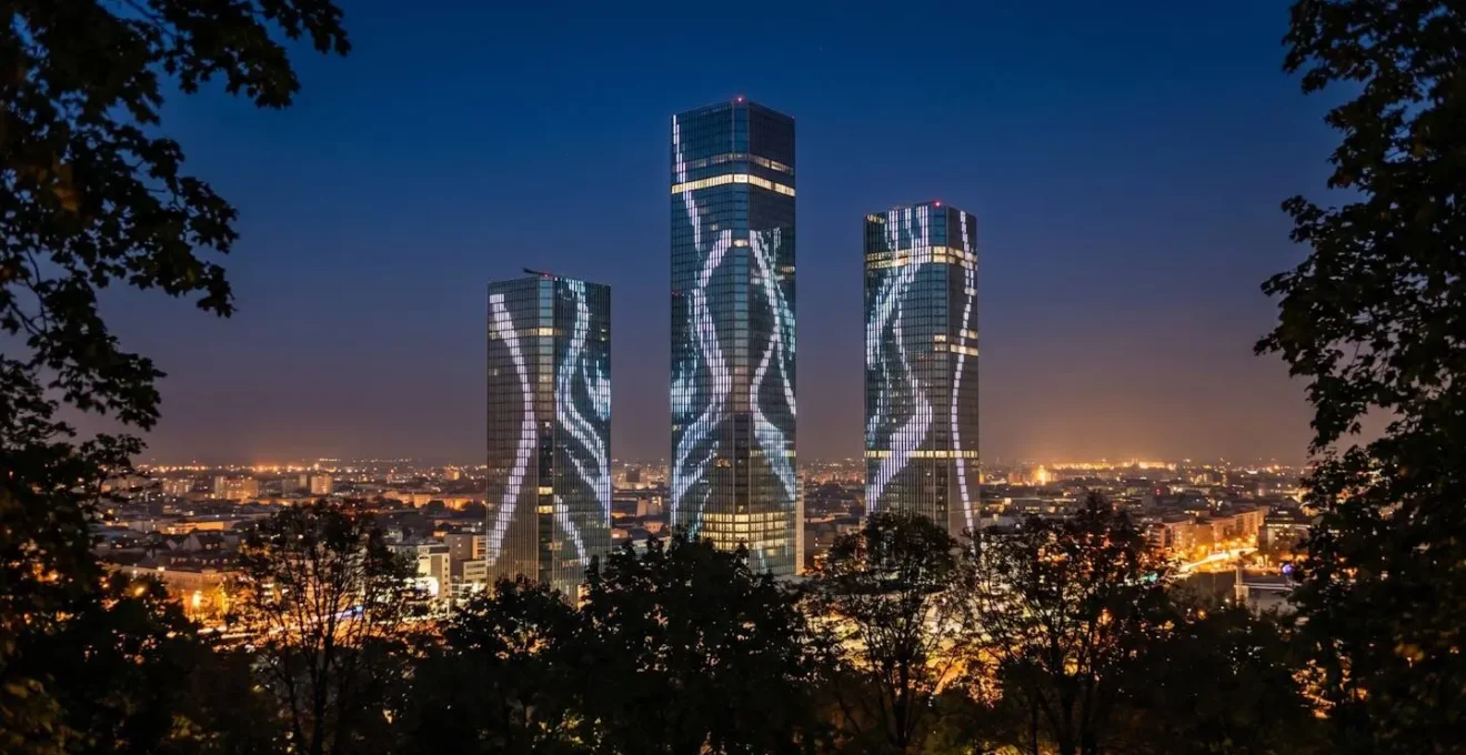 Vue panoramique nocturne des trois tours emblématiques de Shenzhen depuis un point d'observation élevé