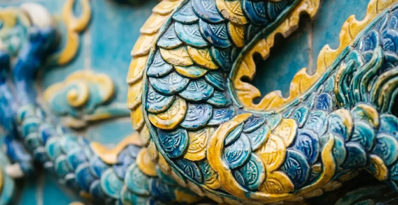 Détail en gros plan des écailles dorées et bleues d'un dragon sur le Mur des Neuf Dragons