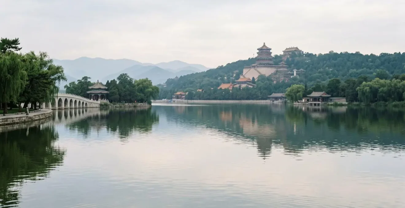 Vue panoramique du lac Kunming au Palais d'Été avec le pavillon de la longévité en arrière-plan